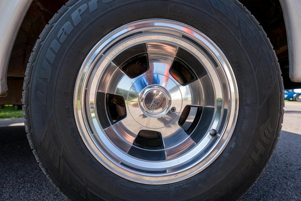 Welche Maßnahmen erhöhen die Sicherheit bei Nachtfahrten?