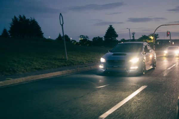 Welche Maßnahmen erhöhen die Sicherheit bei Nachtfahrten?